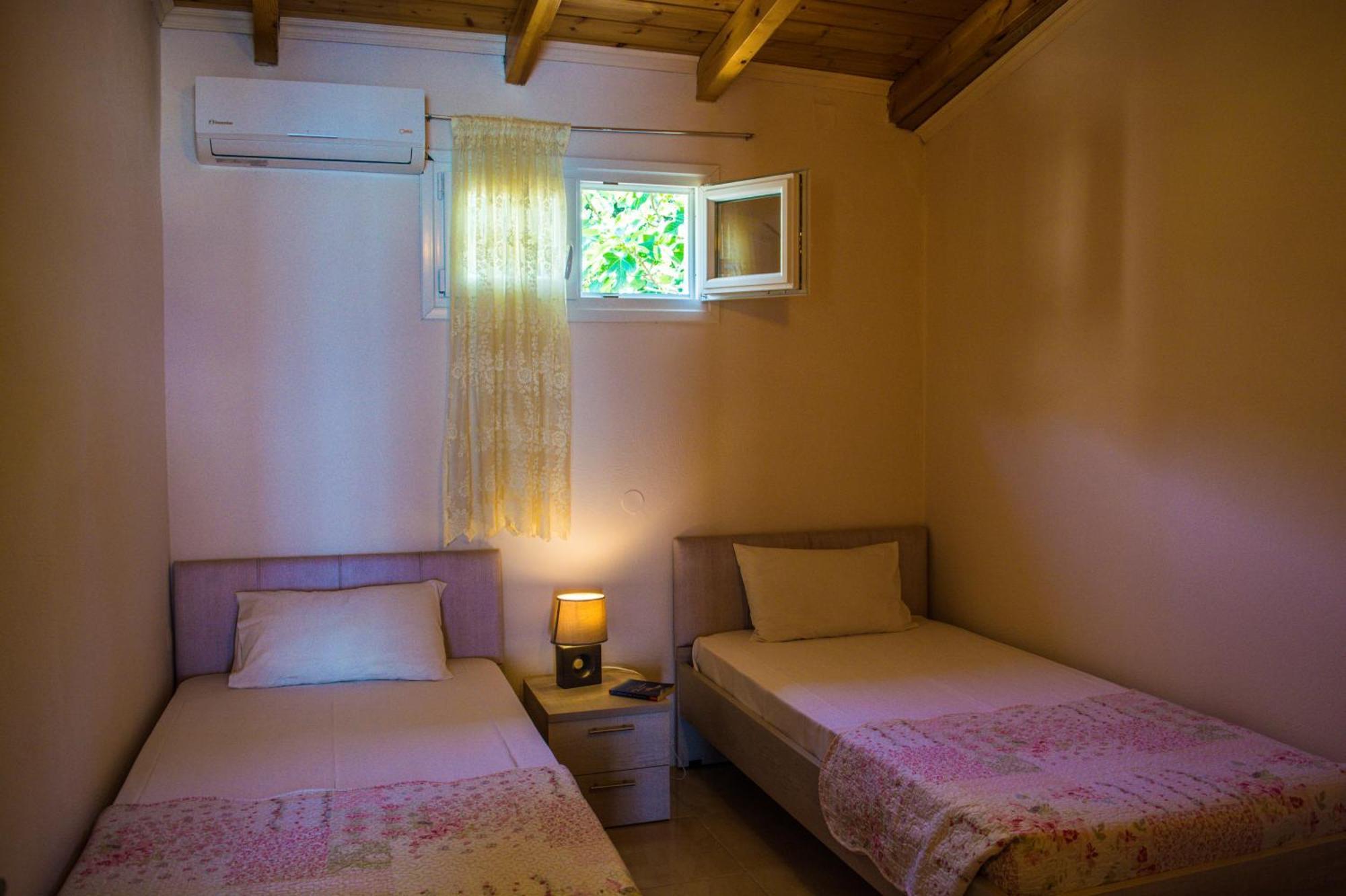 Fanis Seafront Apartments Agios Gordios  Exterior photo