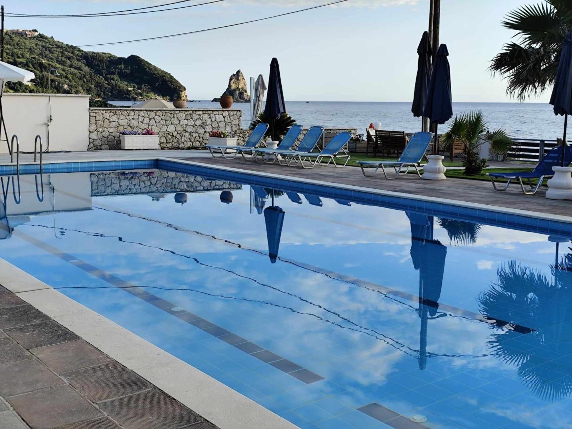 Fanis Seafront Apartments Agios Gordios  Exterior photo